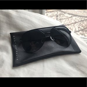 QUAY Vivienne Sunglasses Black/Smoke